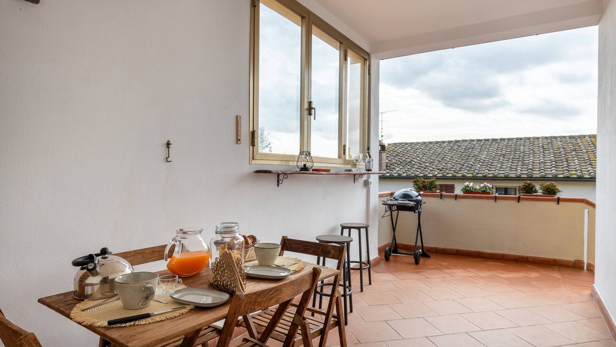 San Gimignano Apartment | Apartment 'Sasso 3' with Private Terrace, Wi-Fi and Air Conditioning