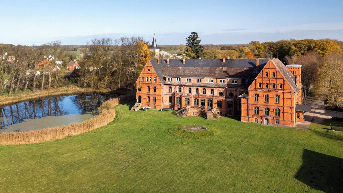 Vellahn Apartment | Apartment 'Schloss Melkof' with Private Garden and Wi-Fi