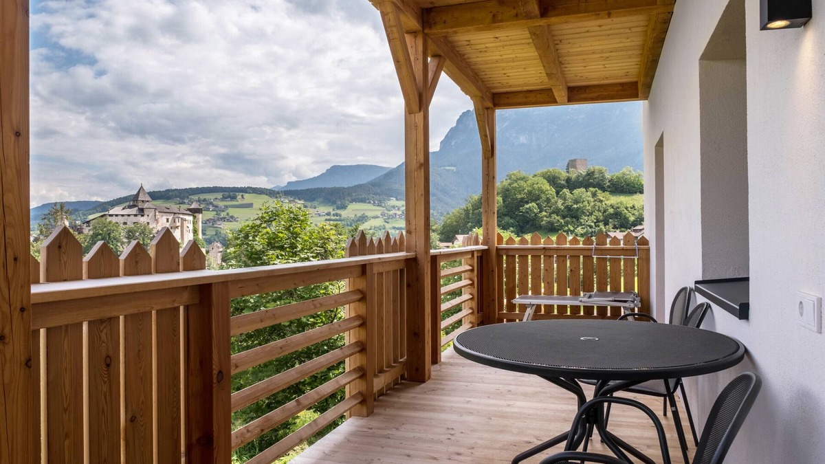 Fie allo Sciliar Apartment | Apartment "Schlosshof Rotkäppchen" with Mountain View, Private Garden & Wi-Fi