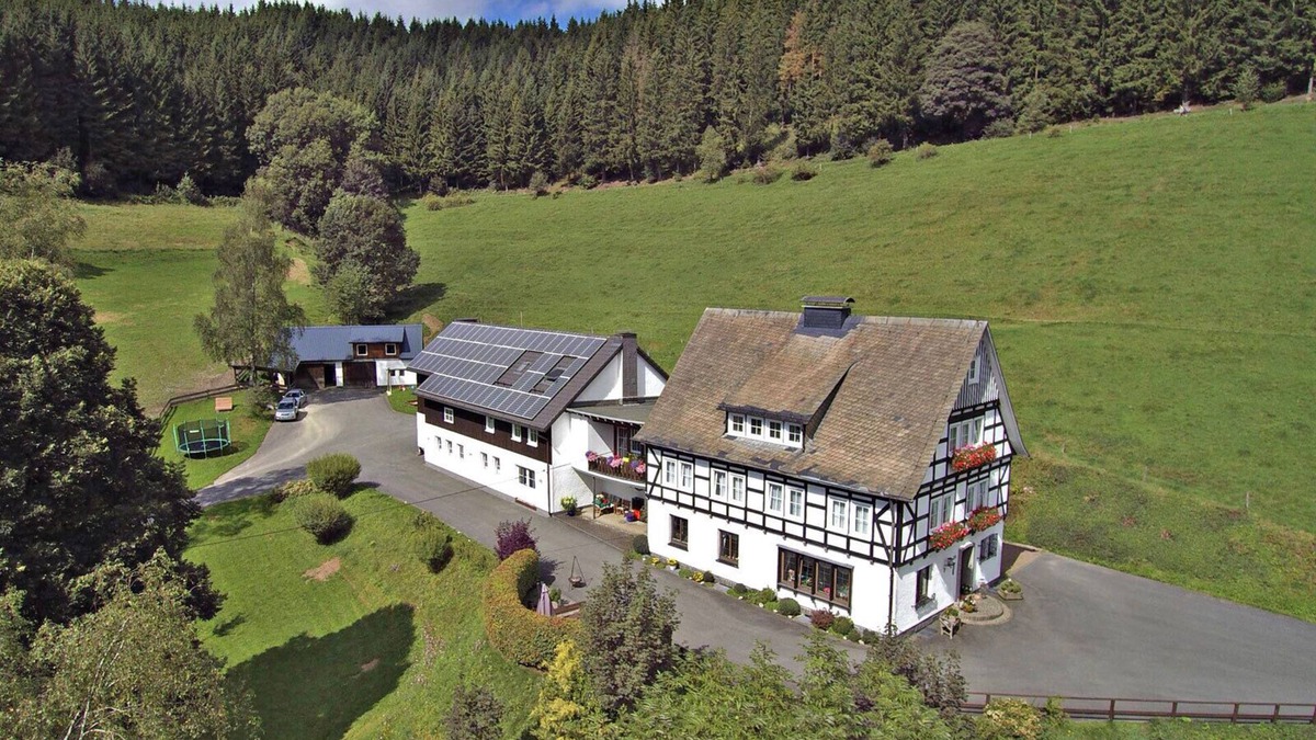 Nordenau Apartment | Apartment 'Schütte, 80qm' with Shared Terrace, Shared Garden and Wi-Fi