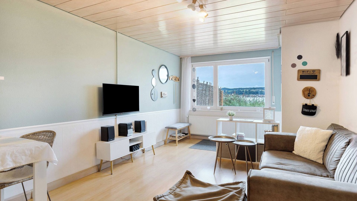 Reichenau Apartment | Apartment 'Seeluft Direkt Am Wasser' with Lake View, Private Terrace and Wi-Fi