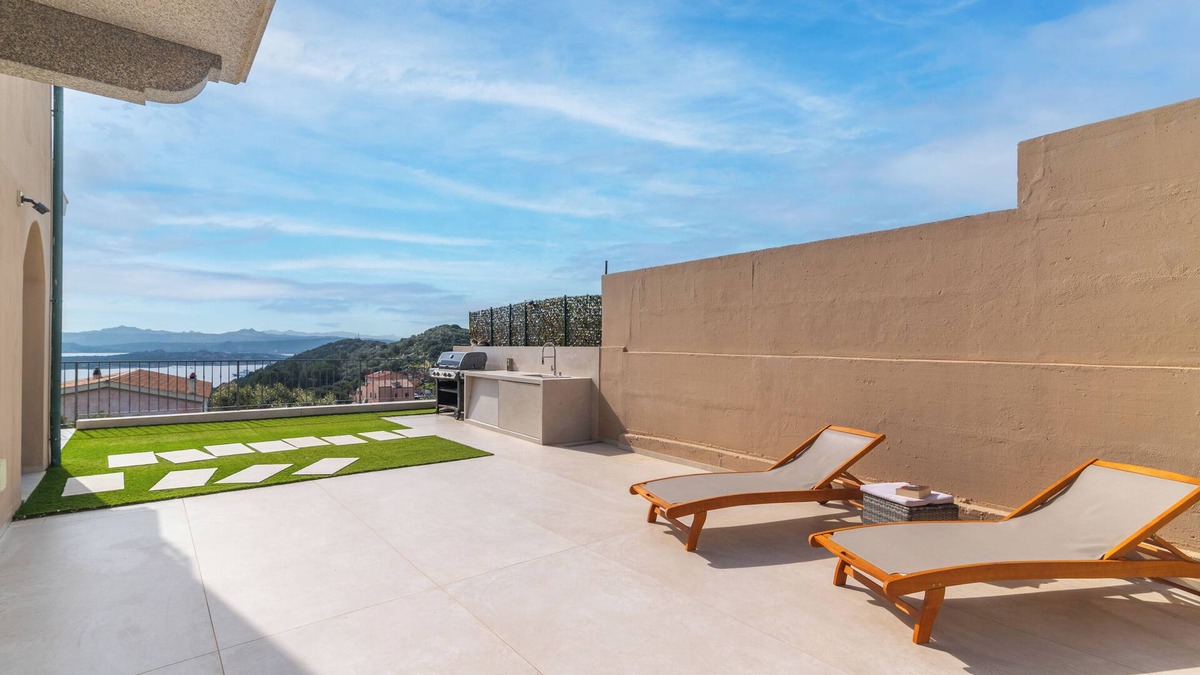 La Maddalena Apartment | Apartment 'Silvia's Sweet Home' with Sea View, Wi-Fi and Air Conditioning