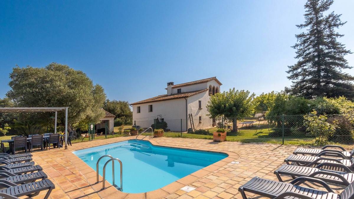 Vilobi d'Onyar Apartment | Apartment 'Simon' with Mountain View, Private Pool and Wi-Fi