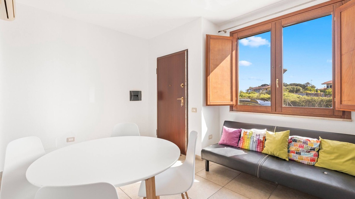 Santa Giusta Apartment | Apartment 'Simonhouse' with Balcony, Wi-Fi and Air Conditioning