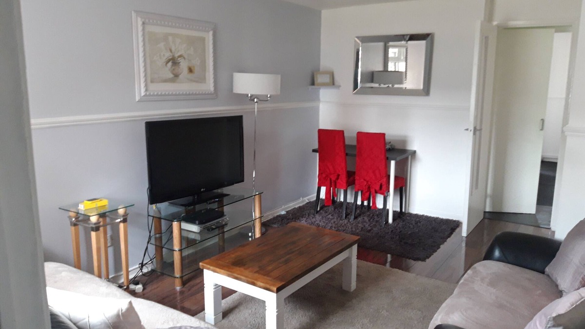 Glasgow House | Apartment situated next to queen Elizabeth hospital 2.5 mile from hydro secc