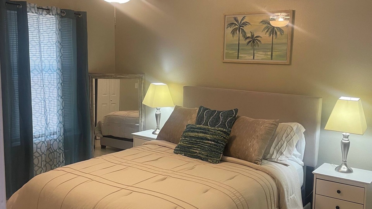 Brent Apartment | apartment~sleep6~22 min 2 Beach~Self check in~BBQ