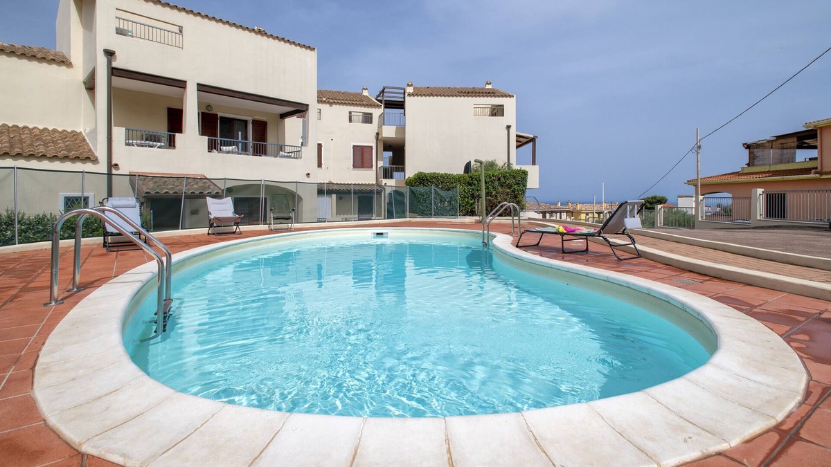 Lu Bagnu Apartment | Apartment "Soleluna" with Shared Pool & A/C