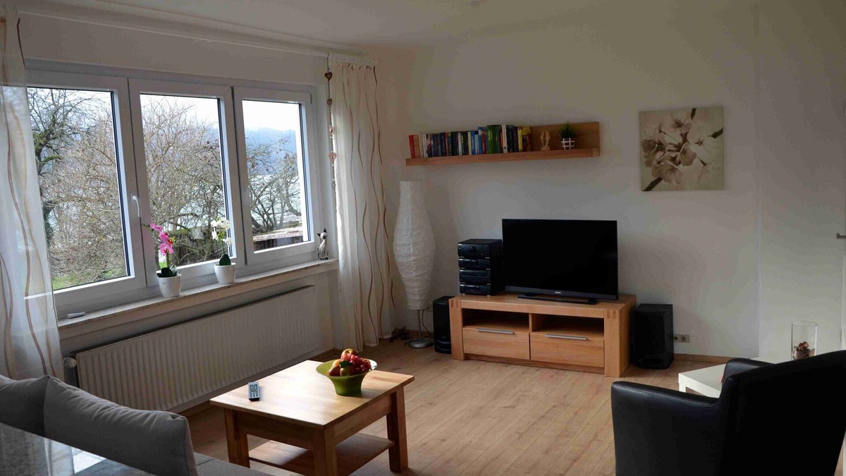 Sipplingen Apartment | Apartment 'Sonnenblume' with Private Terrace, Private Garden and Wi-Fi