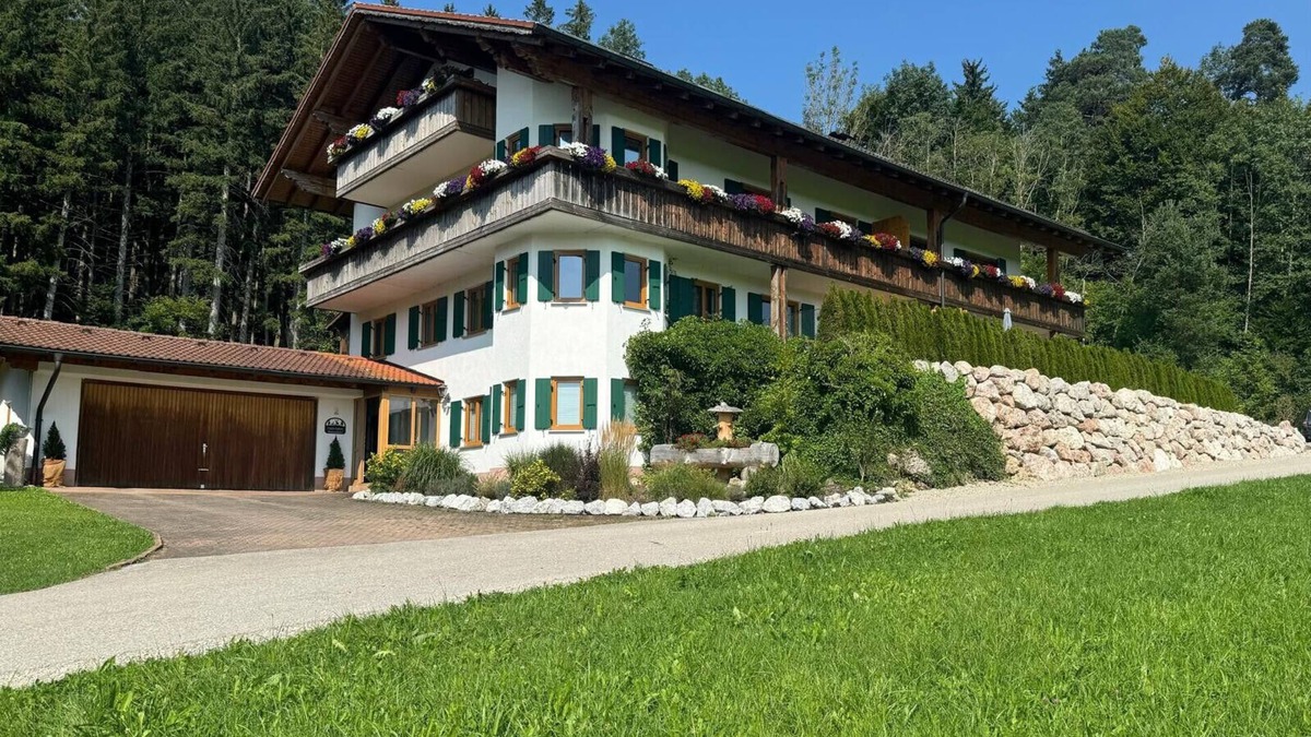 Friesenried Apartment | Apartment 'Sonnenstrahl' with Shared Garden, Balcony and Wi-Fi