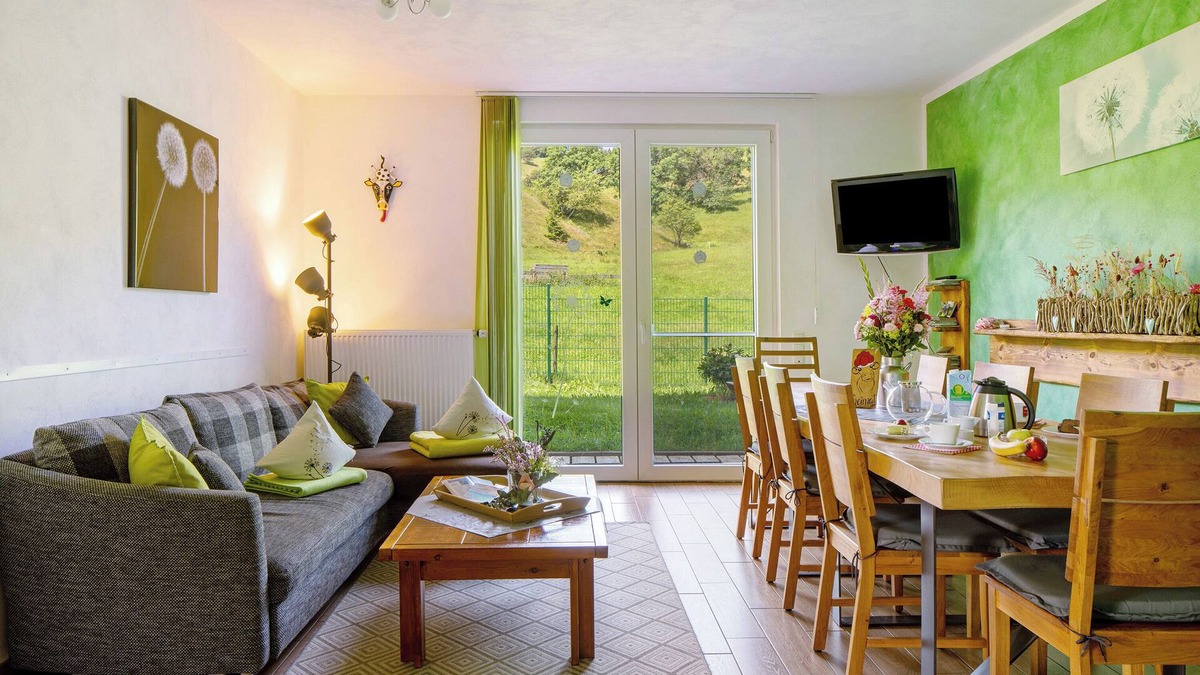 Hofsgrund Apartment | Apartment 'Sport Rees - Ferienwohnung Ulrike' with Mountain View, Private Terrace and Wi-Fi
