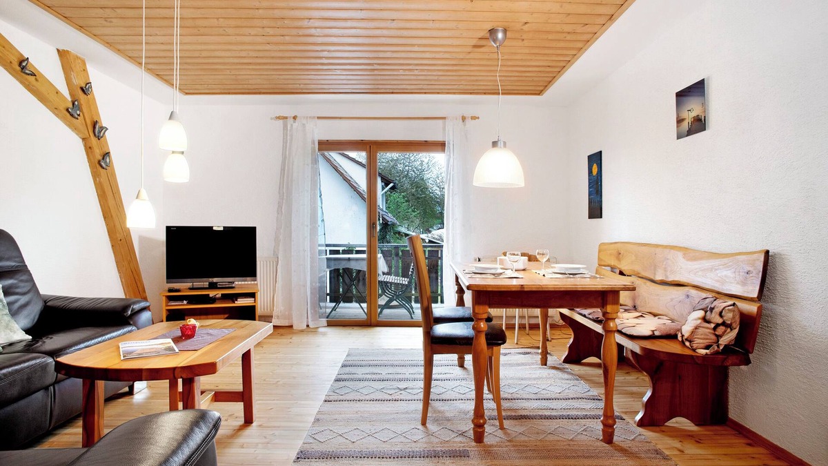 Waldbeuren Apartment | Apartment 'Storchennest' with Shared Garden, Balcony and Wi-Fi