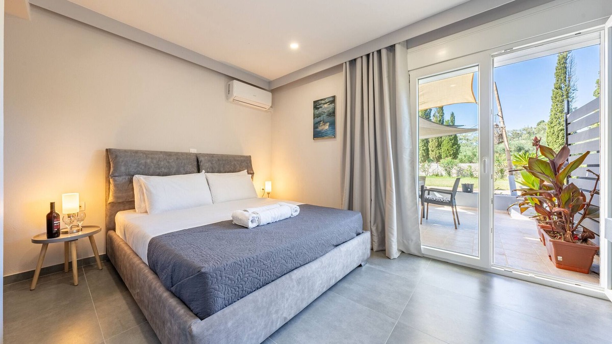 Molos Apartment | Apartment 'Starry Sky Luxury 2' with Shared Terrace, Wi-Fi and Air Conditioning