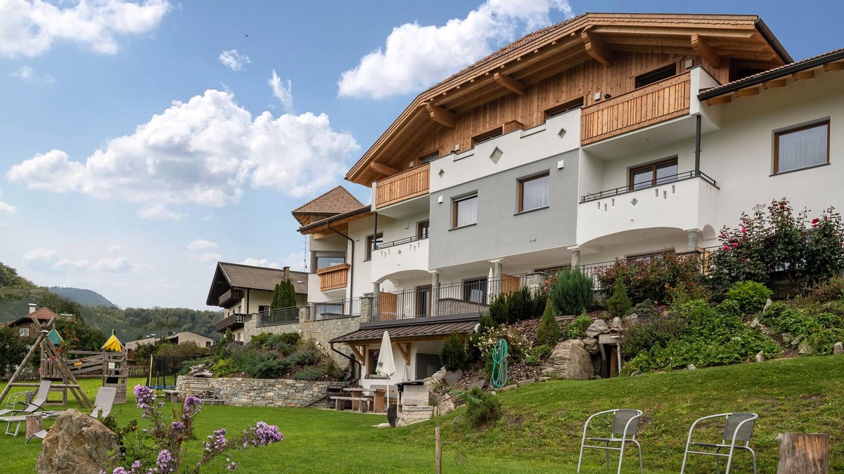 Santo Stefano Apartment | Apartment "Stefansdorf Wohnung 8" with Mountain View, Wi-Fi, Garden, Balcony & BBQ