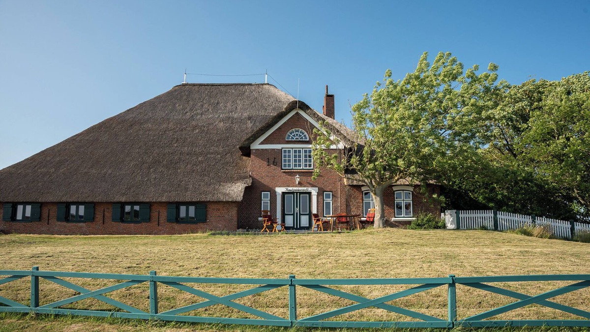 Westerhever Apartment | Apartment 'Strandläufer' with Shared Terrace and Shared Garden
