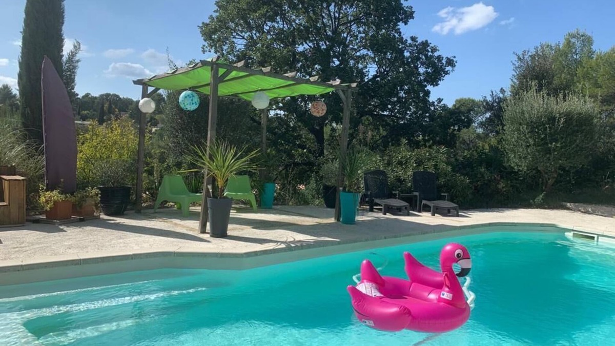 Belcodene Apartment | Apartment/studio, 2/3 people, with swimming pool between Aix and Marseille, quiet