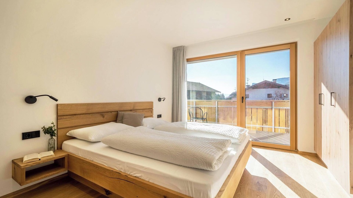 Lana Apartment | Apartment "Sunnig - Sonennschein" with Mountain View, Balcony & Wi-Fi