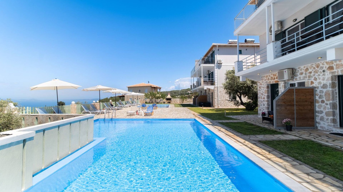 Tsoukaladhes Apartment | Apartment "Superior Apartment A" close to the Beach with Shared Pool & Wi-Fi