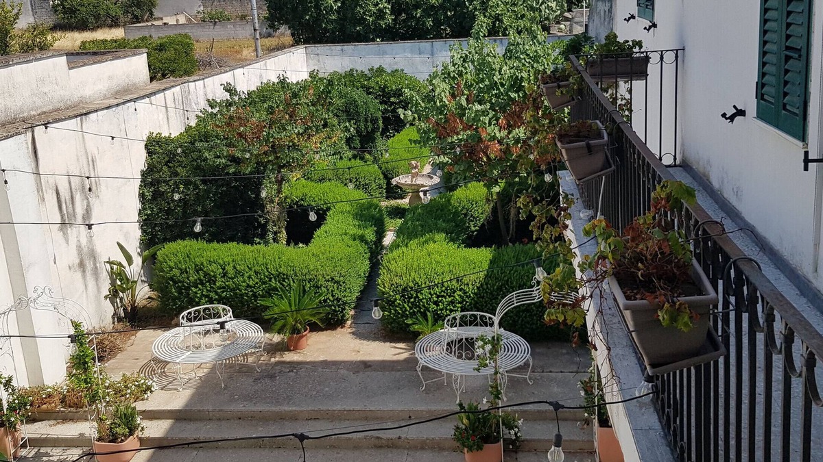 San Donato di Lecce Apartment | Apartment 'Tulipano' with Shared Terrace, Wi-Fi and Air Conditioning
