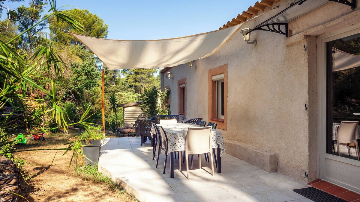 Saint-Menet Apartment | Apartment 'T2 Dans Les Pins' with Private Terrace, Wi-Fi and Air Conditioning