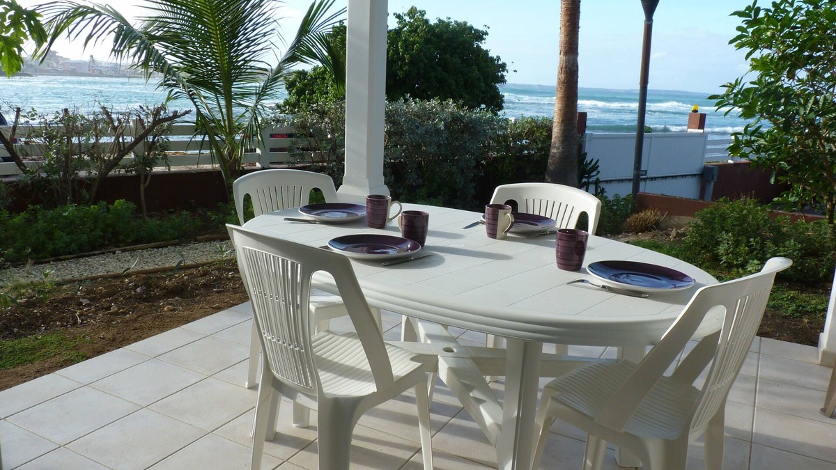L'Autre-Bord Apartment | Apartment T2 the waterfront overlooking the sea.