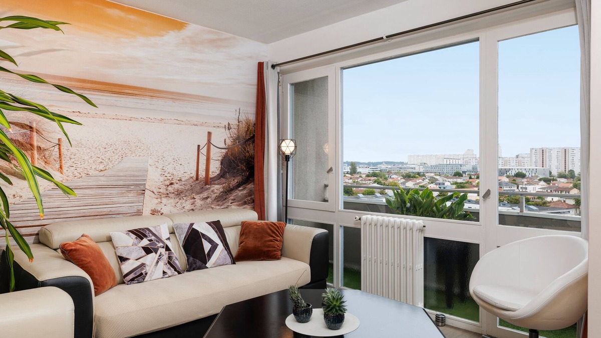 Le Bouscat Apartment | Apartment 'T4 Avec Tennis' with Shared Garden, Wi-Fi and Air Conditioning