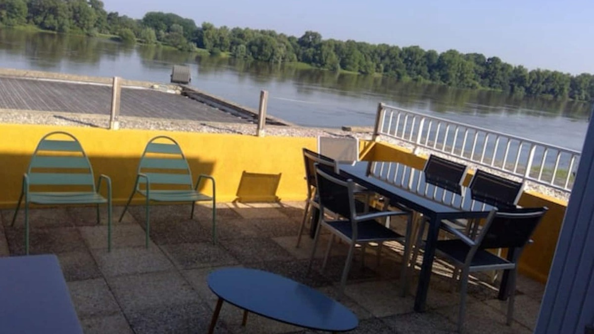 Bouchemaine Apartment | Apartment terrace Loire view