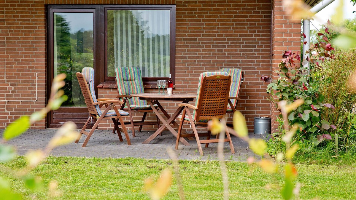 Toppenstedt Apartment | Apartment terrace tiled stove four-poster bed large kitchen large bathroom