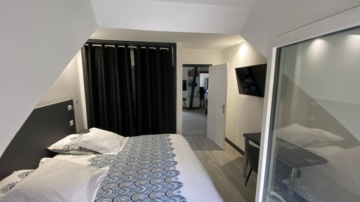 Contrexeville Apartment | Apartment-Tom-Premium-Wet room-City view