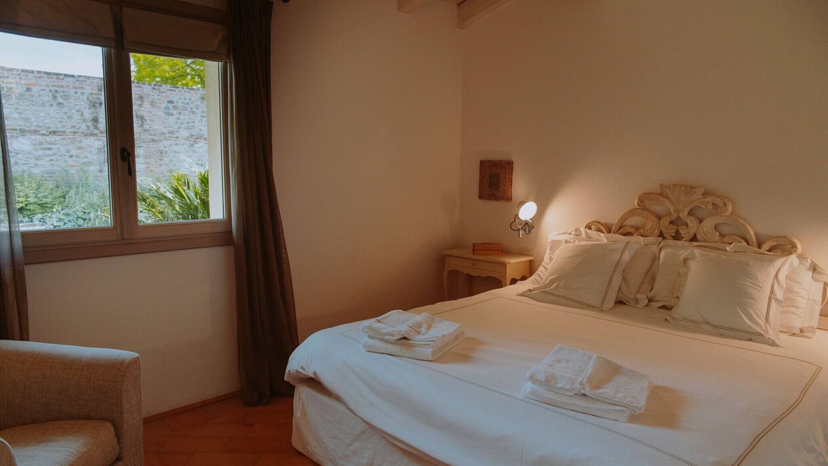 Puegnago del Garda Apartment | Apartment 'Topazio' with Shared Pool, Wi-Fi and Air Conditioning