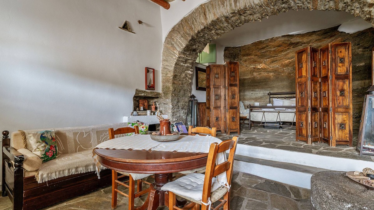 Andros Town Apartment | Apartment 'Traditional Olive Guesthouse' with Sea View and Wi-Fi