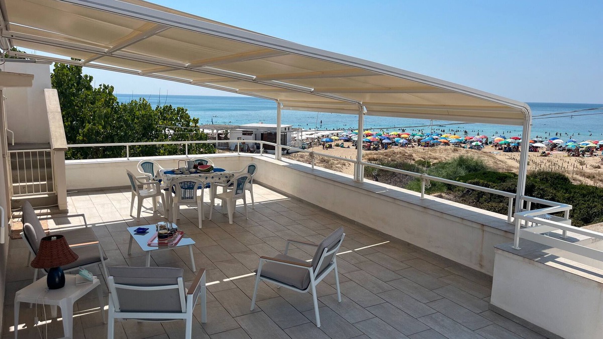Lido Marini Apartment | Apartment 'Tre Acini' with Sea View, Wi-Fi and Air Conditioning