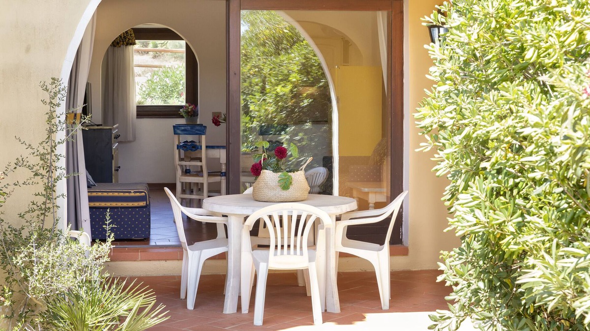 Punta De Su Turrione Apartment | Apartment 'Trilocale Fiordaliso' with Sea View, Terrace & Shared Pool