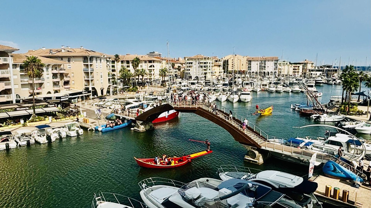 Frejus Port Apartment | Apartment 'Un Air De Venise' with Sea View, Private Terrace and Wi-Fi