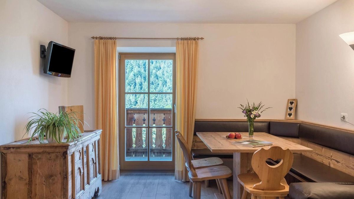 Laion Apartment | Apartment "Unterspisserhof App Sonnenblume" with Mountain View, Garden & Wi-Fi