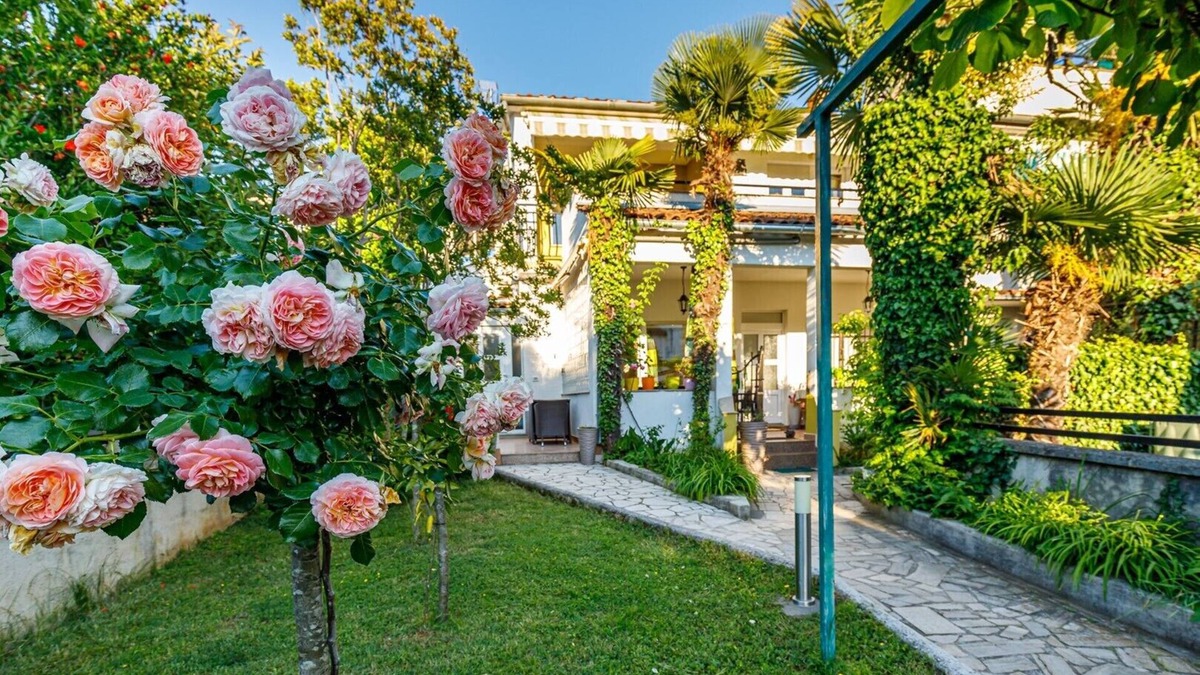 City Center Apartment | Apartment Valentina near a Beautiful Beach and City center