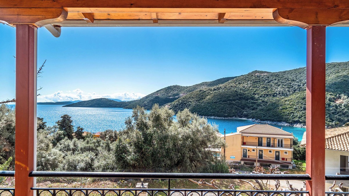 Mikros Gialos Apartment | Apartment 'Vardia' with Private Terrace, Wi-Fi and Air Conditioning