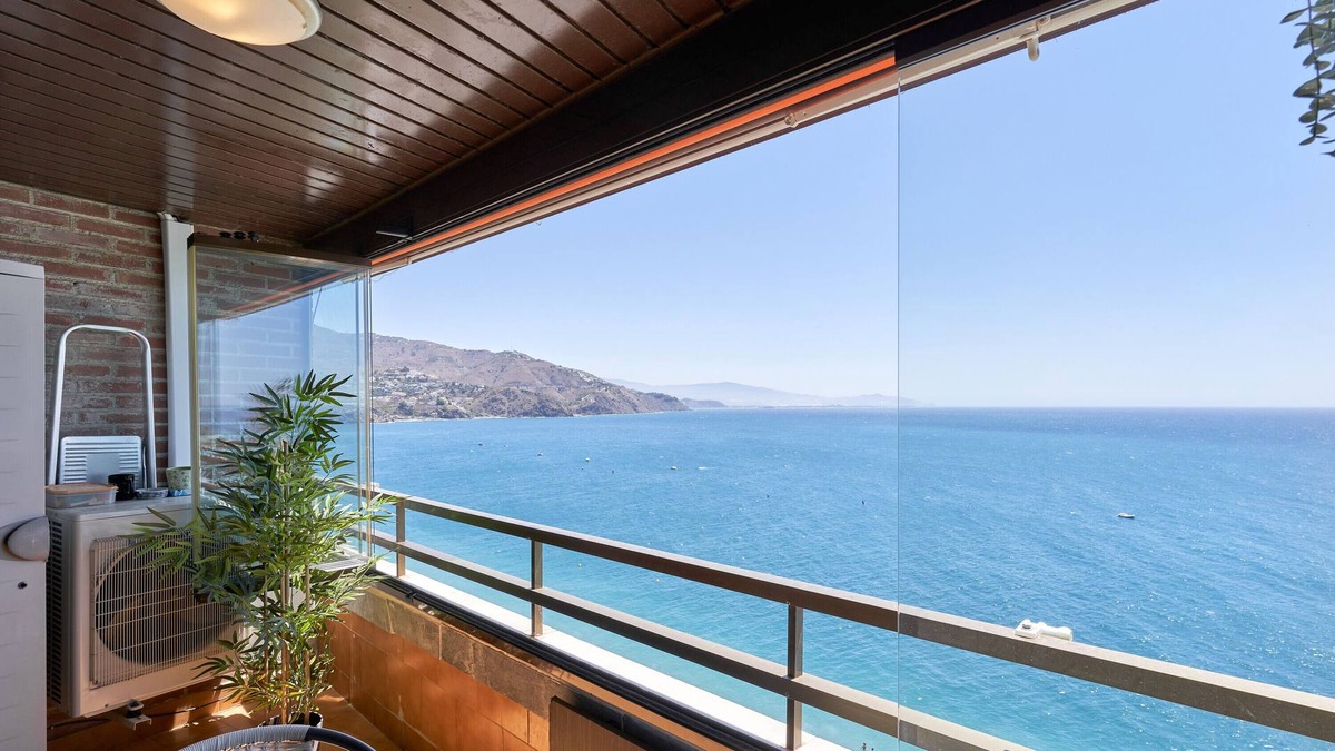 Velilla-Taramay Apartment | Apartment 'Velilla Beach' with Sea View, Wi-Fi and Air Conditioning