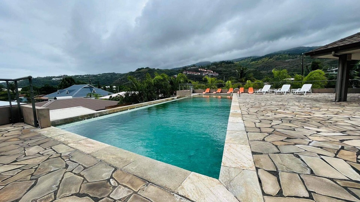 Tahiti Apartment | Apartment View Moorea + Pool
