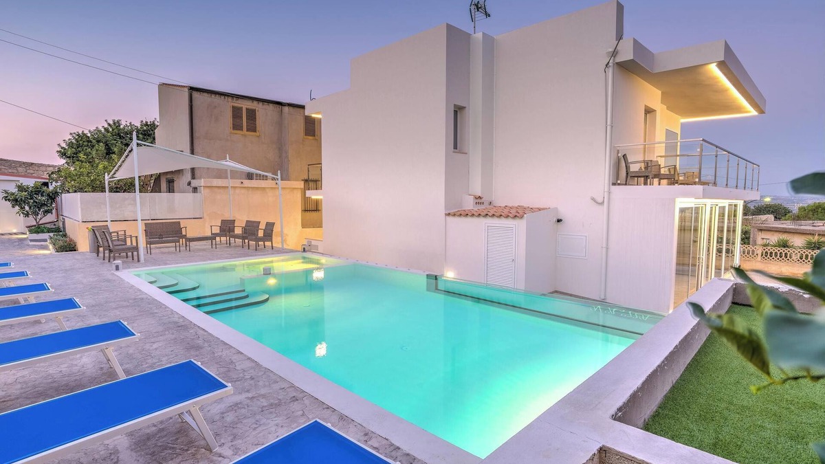 Marina di Ragusa Apartment | Apartment "Villa Vani - Appartamento 1" with Sea View, Pool, Terrace & Wi-Fi