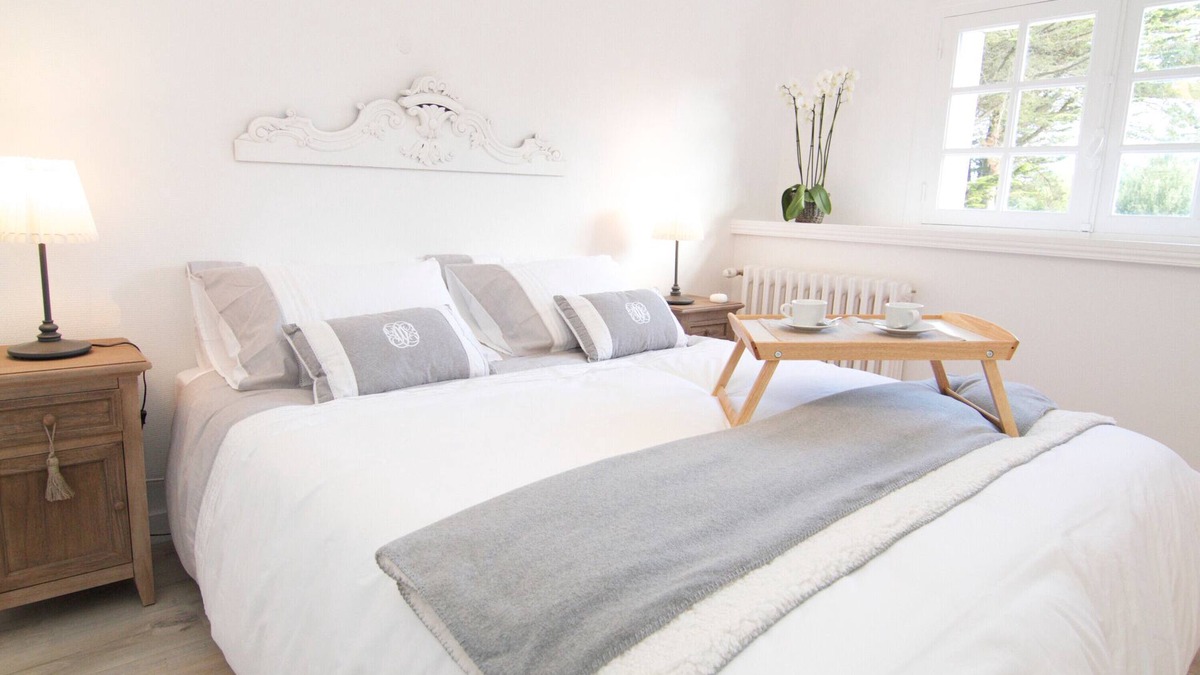 Clohars-Carnoet Apartment | Apartment 'Villa Prat Bras - T1 - Romantique' with Shared Garden and Wi-Fi