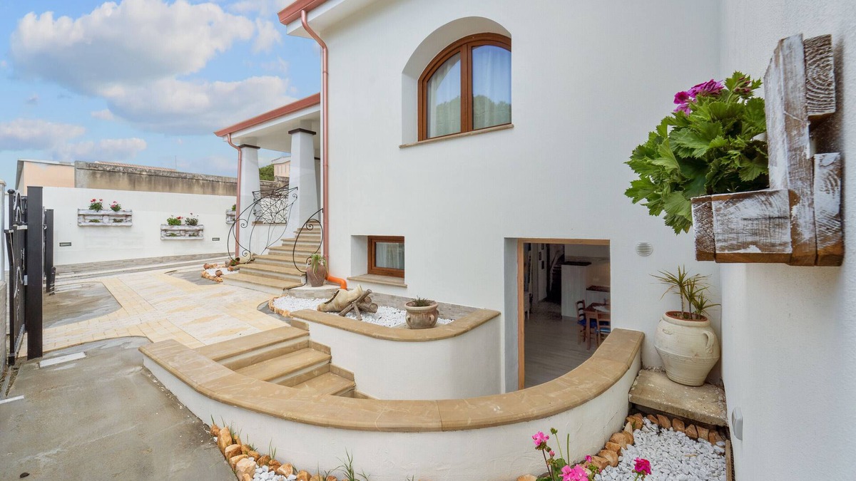 Sanluri Historic Centre House | Apartment 'Villa Fraisca Appartamento Iris' with Shared Garden, Wi-Fi and Air Conditioning