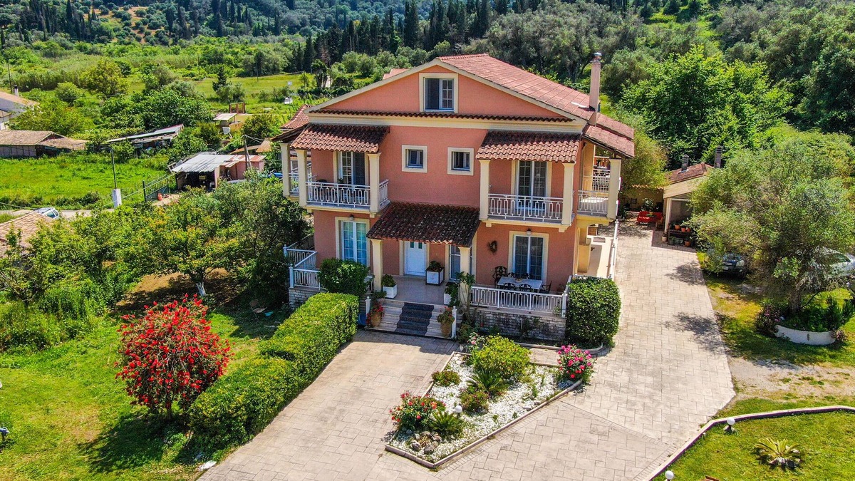 Peroulades Apartment | Apartment "Villa Logas" close to the Beach with Garden & Wi-Fi
