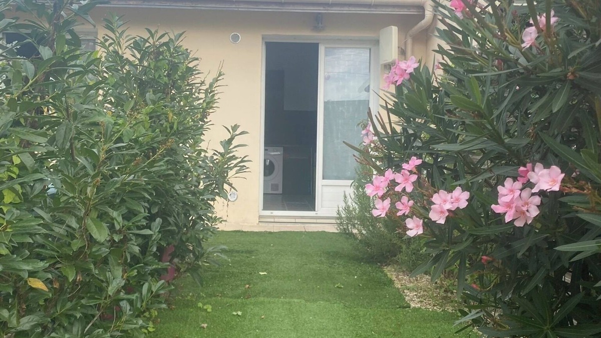 Gagny Apartment | Apartment 'Villa Muguet' with Wi-Fi