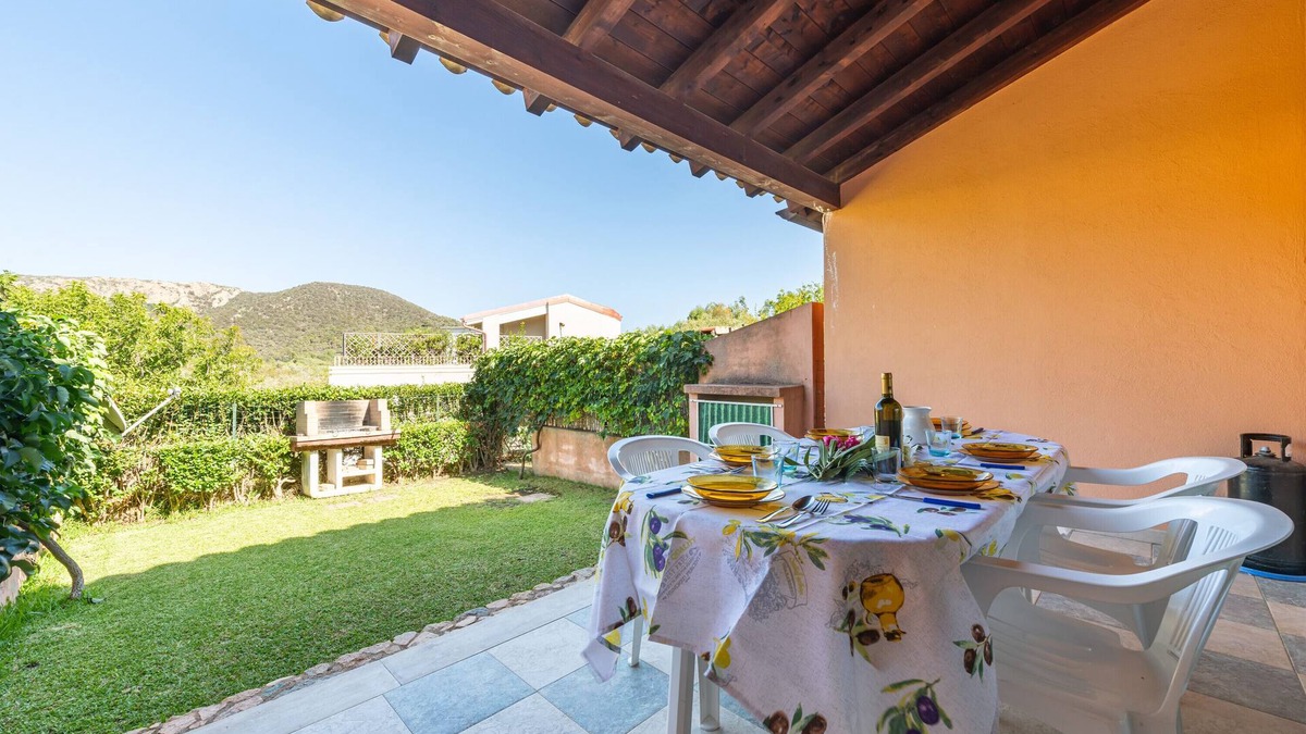 Chia Apartment | Apartment 'Villetta Stella' with Private Terrace, Wi-Fi and Air Conditioning