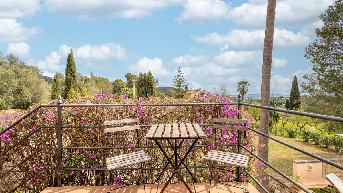 Establiments Apartment | Apartment 'Vista Montaña' with Mountain View, Shared Pool and Wi-Fi