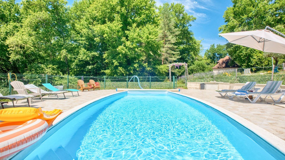 Bergerac Apartment | Apartment 'Vixen' with Shared Pool, Wi-Fi and Air Conditioning