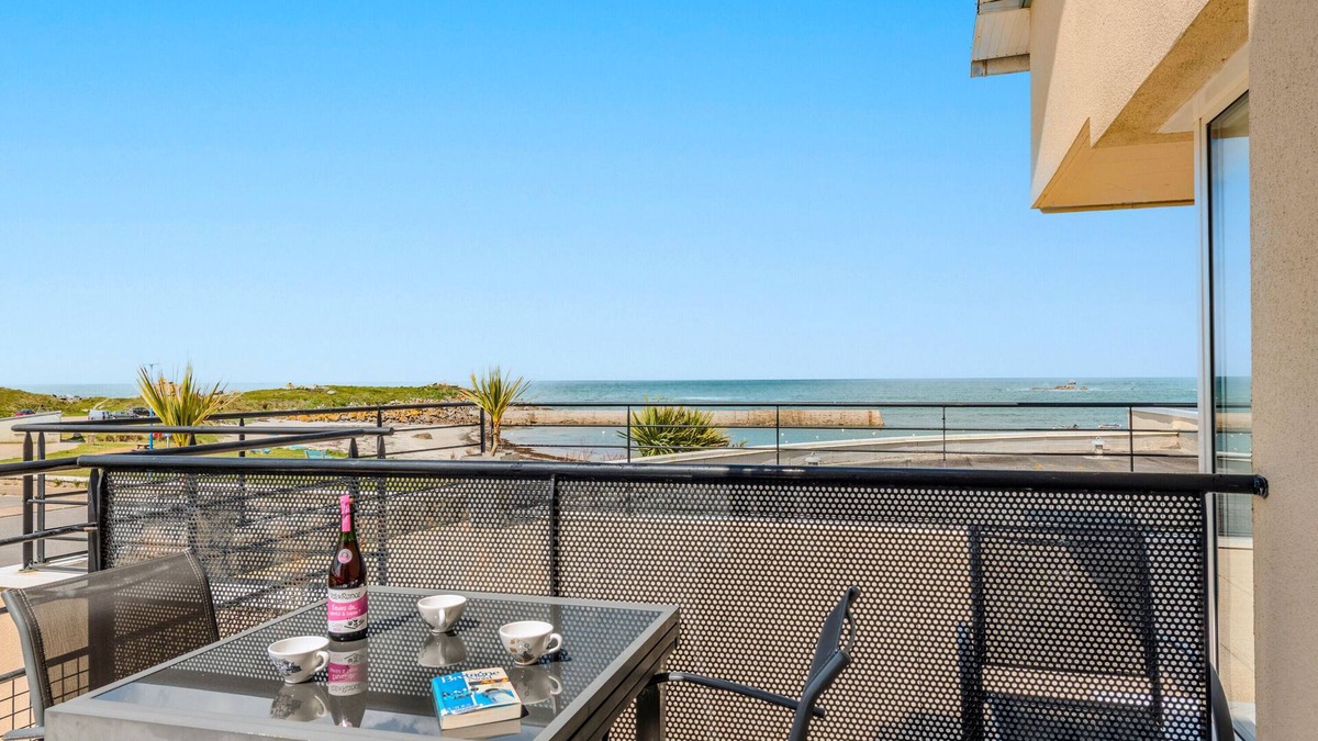 Cleder Apartment | Apartment 'Vue Mer - Plage À 30m' with Sea View, Private Terrace and Wi-Fi