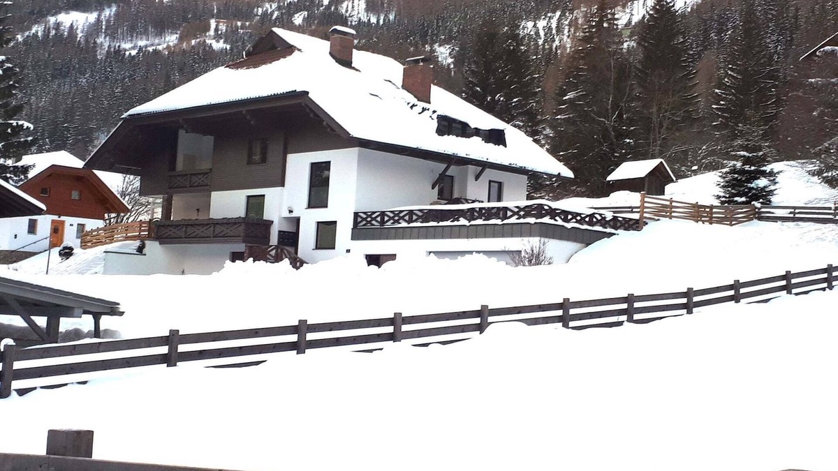 Bad Kleinkirchheim Apartment | Apartment with mountain & slope view