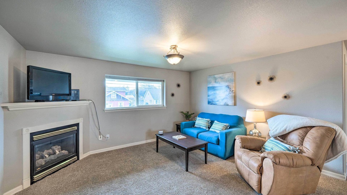 Anacortes Apartment | Apartment w/Gas Fireplace ~ 1/2 Mi to Beach!
