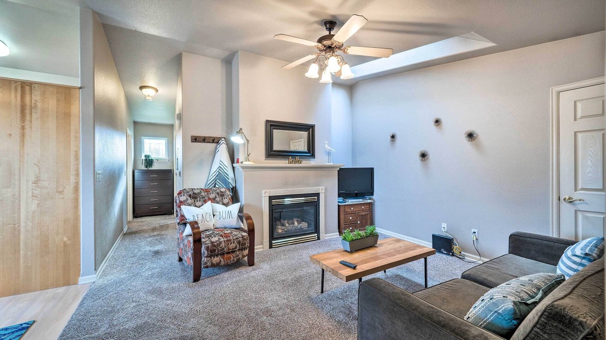 Anacortes Apartment | Apartment w/Patio & Grill Access ~ 1/2 Mi to Bay!